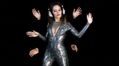 Seksi kadınla dans gizemli sihirli eller