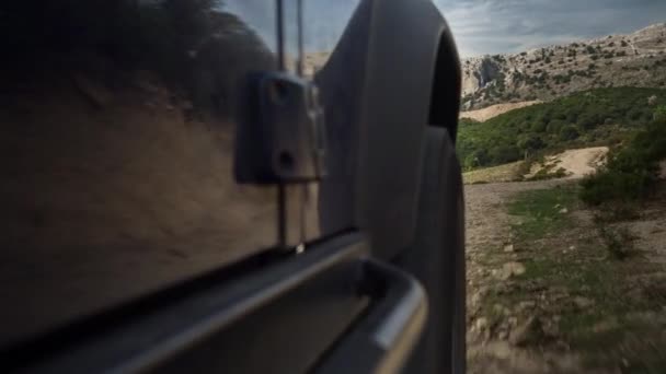 Ujęcie Kamery Przymocowanej Boku Terenowego Kampera Jadącego Nierównych Torach Sardynii — Wideo stockowe