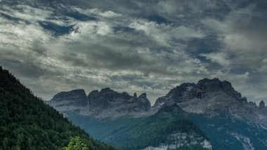 İtalyan Alpleri'nde şaşırtıcı dolomites dağlarının Timelapse