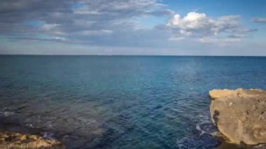 Sicilya, İtalya 'da Rocky plajı ve Akdeniz.