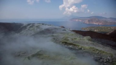 Vulcano Adası Sicilya, İtalya kraterler delikleri aracılığıyla geliyor sürekli kükürtlü duman vardır. 