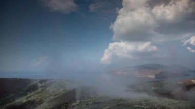 Vulcano Adası Sicilya, İtalya kraterler delikleri aracılığıyla geliyor sürekli kükürtlü duman vardır. 