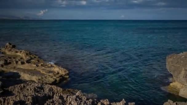 Playa Rocosa Mar Mediterráneo Sicilia Italia — Vídeos de Stock