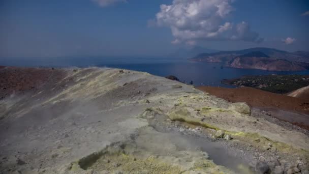 乌尔卡诺岛有恒定的硫磺烟雾从火山口喷出 在意大利西西里岛的陨石坑 — 图库视频影像