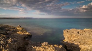 Sicilya, İtalya 'da Rocky plajı ve Akdeniz.