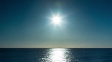Sicilya 'da Akdeniz üzerinde sabahın erken saatlerinde gün doğumu