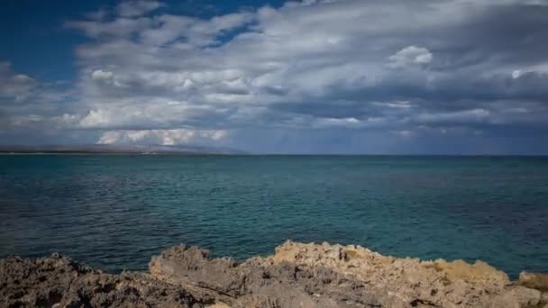 Βραχώδης Παραλία Και Μεσόγειος Θάλασσα Στη Σικελία Ιταλία — Αρχείο Βίντεο