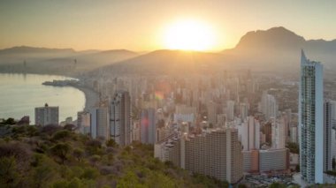 Sahil ve yüksek doğmak skyline Benidorm tatil beldesi, İspanya