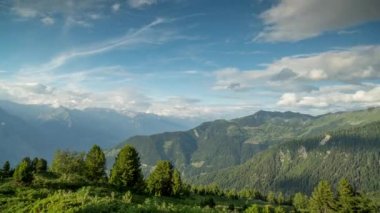 Yeşil dağlar ve vadilerde Verbier, İsviçre Alpleri
