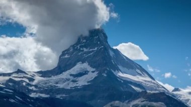  Matterhorn ve İsviçre Alpleri'nde çevreleyen dağların