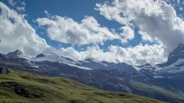 Matterhorn ve İsviçre Alpleri'nde çevredeki dağların panoramik görünümü