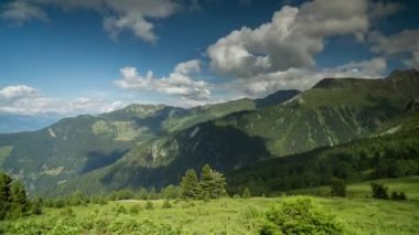 Yeşil dağlar ve vadilerde Verbier, İsviçre Alpleri