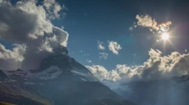 Matterhorn Timelapse ve bulut formasyonları ile İsviçre Alpleri'nde çevreleyen dağların