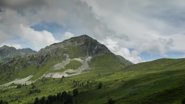 緑の山々 とヴェルビエ スイス アルプスの谷 — ストック動画