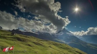Matterhorn Timelapse ve bulut formasyonları ile İsviçre Alpleri'nde çevreleyen dağların
