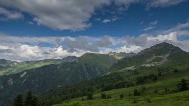 Yeşil dağlar ve vadilerde Verbier, İsviçre Alpleri