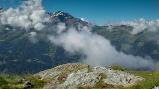 瑞士阿尔卑斯山韦尔比耶的时间推移 雾和薄雾掠过现场 — 图库视频影像