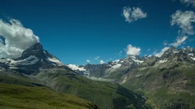 Matterhorn Timelapse ve bulut formasyonları ile İsviçre Alpleri'nde çevreleyen dağların