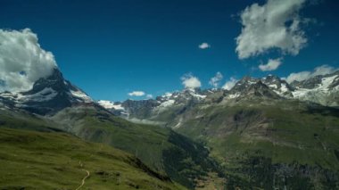 Bulutlu ve mavi gökyüzü olan dağ manzarası
