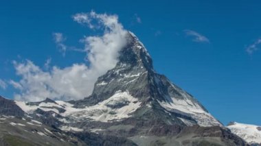 Matterhorn Timelapse ve bulut formasyonları ile İsviçre Alpleri'nde çevreleyen dağların