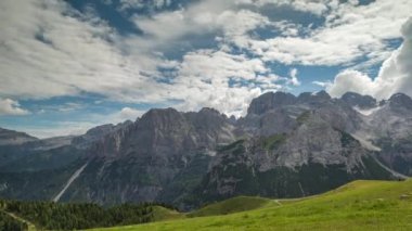 İtalyan Alpleri'nde şaşırtıcı dolomites dağlarının Timelapse