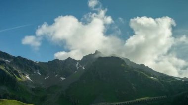 Büyük St Bernard Pass ve çevredeki dağların buluştuğu İtalya ve İsviçre Alpleri'nde