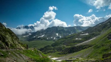 Büyük St Bernard Pass ve çevredeki dağların buluştuğu İtalya ve İsviçre Alpleri'nde