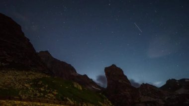 gece yıldız zaman atlamalı İsviçre Alpleri'nde büyük St Bernard Pass dağların