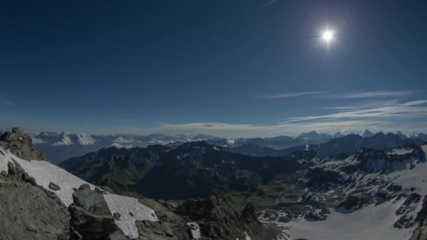 フォート ヴェルビエ スイス アルプスの展望台からの山の峰の朝 — ストック動画