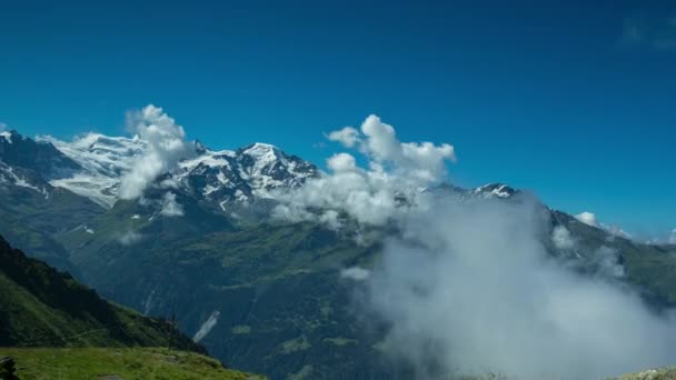 時間の経過で霧と霧のシーン全体に押し寄せるとスイス アルプスのヴェルビエ — ストック動画