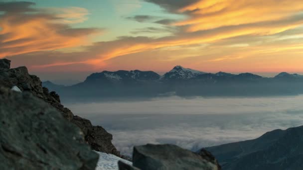 在清晨 当太阳从韦尔比耶 瑞士阿尔卑斯山的城堡观赏点升起的山峰上时 令人惊叹的时间流逝 — 图库视频影像
