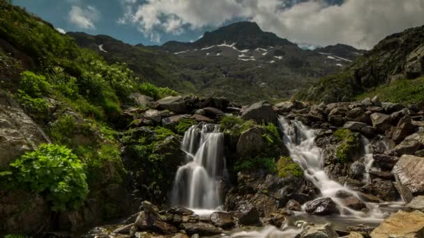 Таймер Небольшого Водопада Великом Сен Бернаре Окружающих Горах Альпах — стоковое видео
