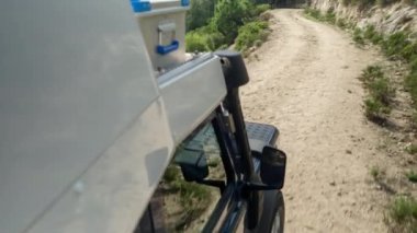 Sardunya, İtalya 'da bir off-road karavanına bağlı bir kamera görüntüsü.