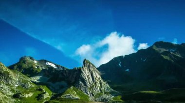 Büyük St Bernard Pass ve çevredeki dağların buluştuğu İtalya ve İsviçre Alpleri'nde