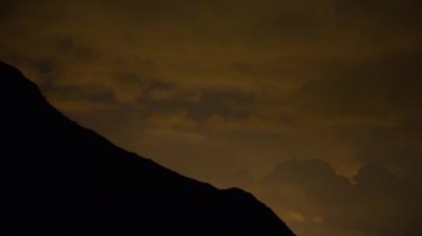 gece yıldız zaman atlamalı İsviçre Alpleri'nde büyük St Bernard Pass dağların