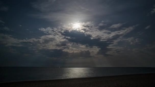 在意大利撒丁岛的海岸满月期间惊人的星时间失效 — 图库视频影像