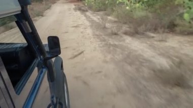 Sardunya, İtalya 'da bir off-road karavanına bağlı bir kamera görüntüsü.