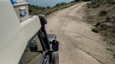Sardunya, İtalya 'da bir off-road karavanına bağlı bir kamera görüntüsü.