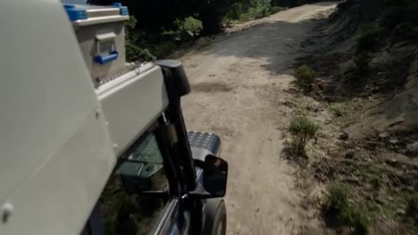 Tiro Uma Câmera Anexada Lado Campista Road Dirigindo Trilhas Ásperas — Vídeo de Stock