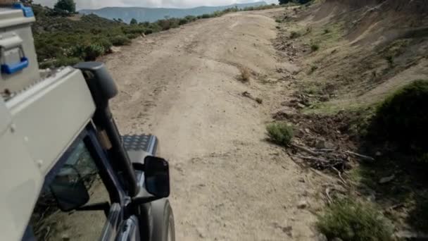 Een Opname Van Een Camera Aan Zijkant Van Een Terreincamper — Stockvideo