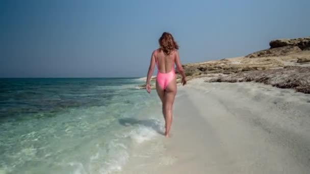 Frumoasa Femeie Costum Baie Roz Mers Jos Plajă — Videoclip de stoc