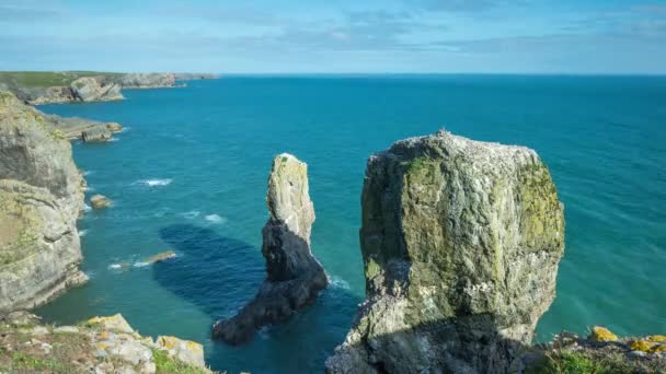 Naturliga Stenig Bågen Kusten Pembrokeshire — Stockvideo