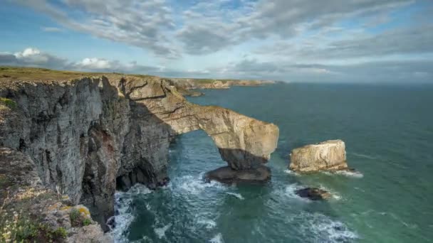 Natürlicher Felsbogen Der Küste Von Pembrokeshire Großbritannien — Stockvideo