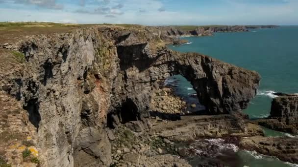 英国ペンブロークシャーの海岸の岩の橋 — ストック動画