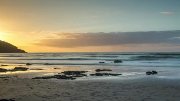 ウェールズ イギリスの美しいビーチでカメラまでやってくる潮の日没時に時間経過 — ストック動画