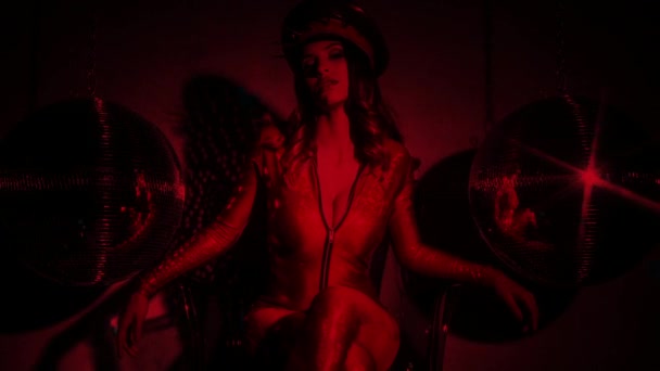 セクシーなクールなラティーナ女性スパイク ミリタリー ハットとビンテージ ゲットーブラ スター素晴らしい赤いキャット スーツでポーズ — ストック動画