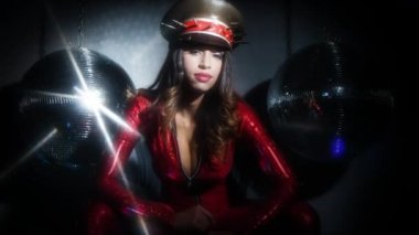 seksi güzel Latin kadınla şaşırtıcı kırmızı catsuit çivili askeri şapka ve vintage Getto blaster ile poz
