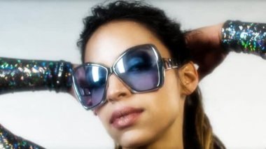 güzel bir kadın güneş gözlüğü poz 