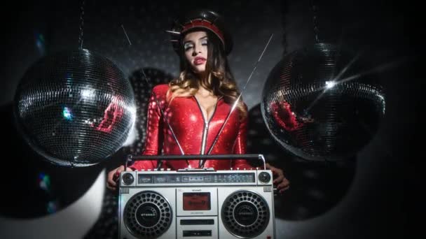 Sexy Cool Femme Posant Catsuit Rouge Incroyable Avec Chapeau Militaire — Video