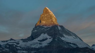 Dawn, gündoğumu zaman atlamalı İsviçre Alpleri'nde şaşırtıcı matterhorn Dağı. dağın üstünden düşürücü gölge ve ardından renk inanılmaz bir görüntüde gökyüzü yanar